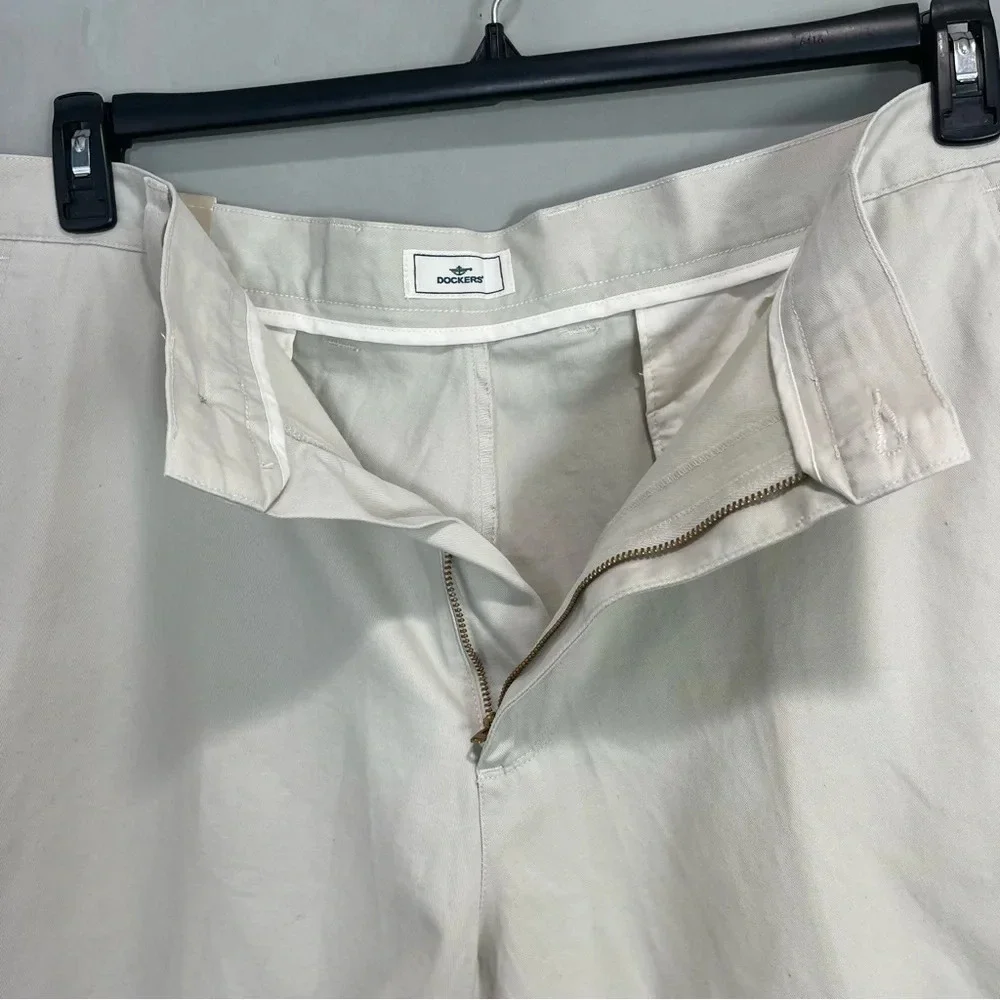 NWT Dockers Flat Front Relax Fit  Kaki Shorts